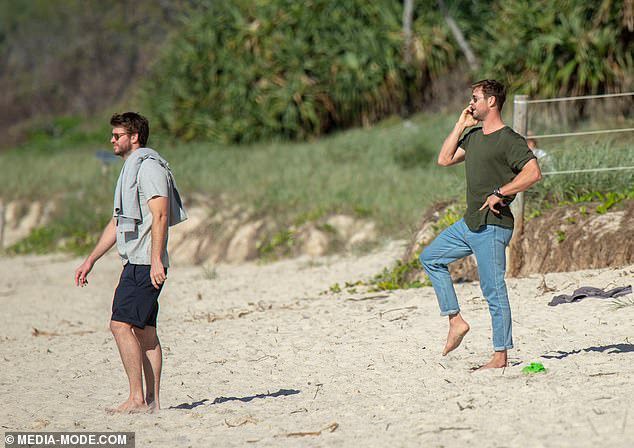 Anh em nhà Thor đẹp trai ngời ngời cùng khung hình và hàng Úc của Chris Hemsworth lại chiếm hết spotlight - Ảnh 4.