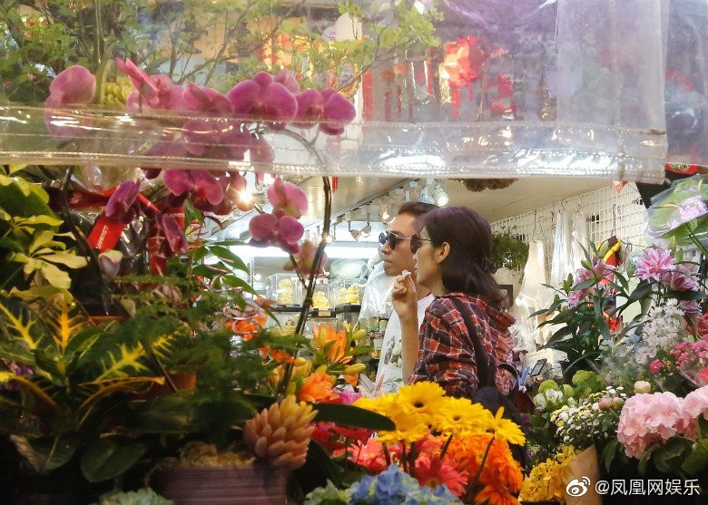 Người phụ nữ cam chịu nhất Cbiz: Chồng ngoại tình năm lần bảy lượt vẫn nắm tay, cười hạnh phúc sau bê bối - Ảnh 4. Người phụ nữ cam chịu nhất Cbiz: Chồng ngoại tình năm lần bảy lượt vẫn nắm tay, cười hạnh phúc sau bê bối - Ảnh 4.