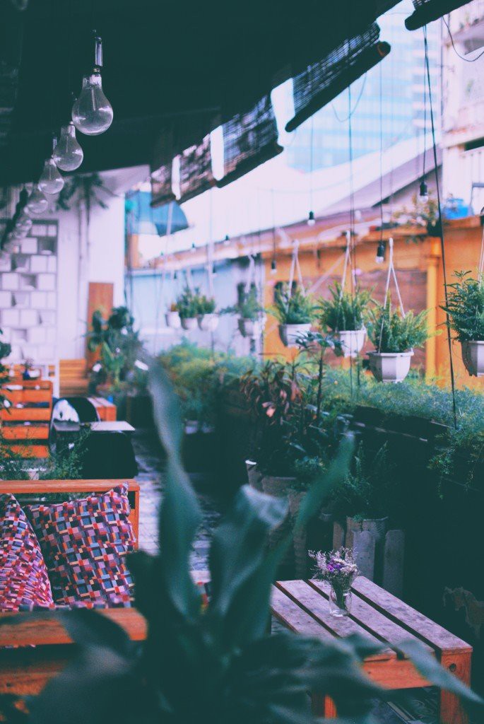 Cafe Bình Yên: Nếu bạn đang tìm kiếm một nơi yên tĩnh để thư giãn và tận hưởng không khí trong lành, hãy đến với Cafe Bình Yên. Với phong cách thiết kế tinh tế và tràn đầy cảm xúc, quán cafe này chắc chắn sẽ khiến bạn cảm thấy thư thái khi xem hình ảnh.