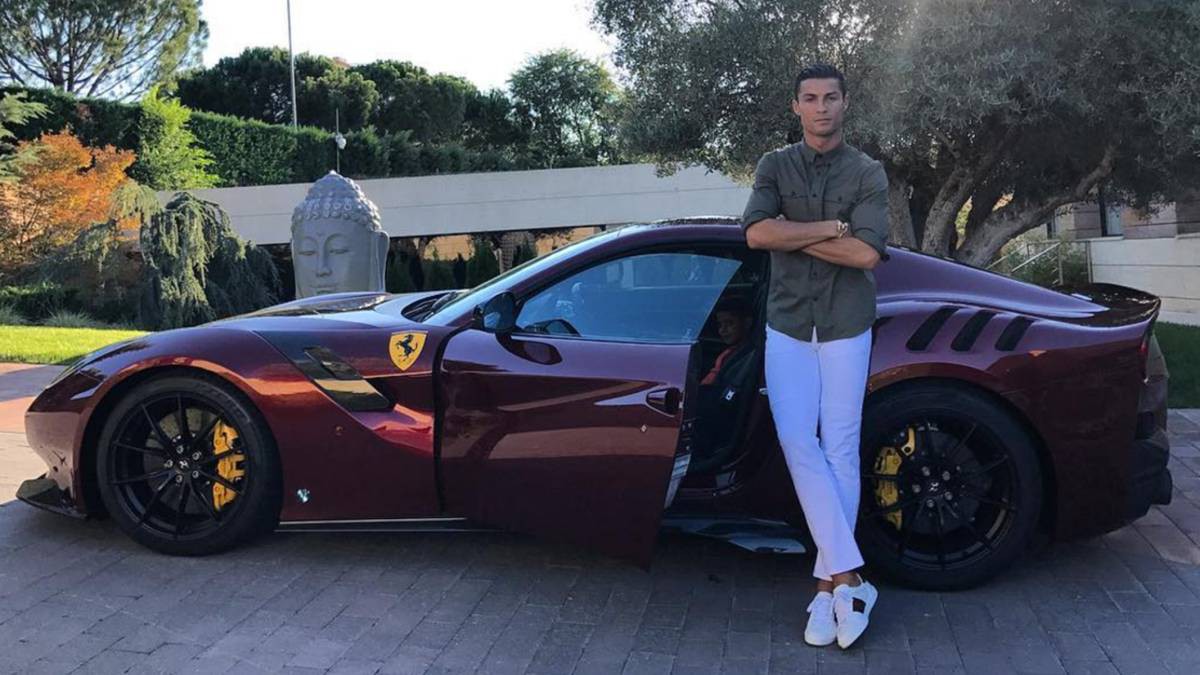 Mùa giải sắp kết thúc, Ronaldo tự thưởng cho bản thân siêu xe triệu USD khiến fan trầm trồ: Đẳng cấp vậy mới xứng với anh - Ảnh 8. Mùa giải sắp kết thúc, Ronaldo tự thưởng cho bản thân siêu xe triệu USD khiến fan trầm trồ: Đẳng cấp vậy mới xứng với anh - Ảnh 8.