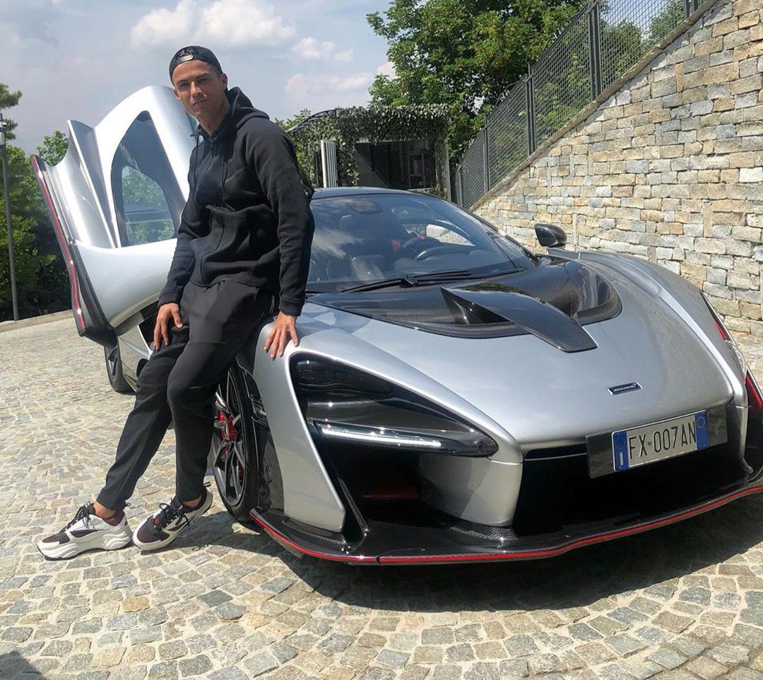 Mùa giải sắp kết thúc, Ronaldo tự thưởng cho bản thân siêu xe triệu USD khiến fan trầm trồ: Đẳng cấp vậy mới xứng với anh - Ảnh 2. Mùa giải sắp kết thúc, Ronaldo tự thưởng cho bản thân siêu xe triệu USD khiến fan trầm trồ: Đẳng cấp vậy mới xứng với anh - Ảnh 2.