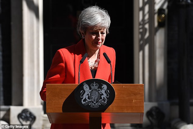 Khoảnh khắc x&uacute;c động khi người đ&agrave;n b&agrave; th&eacute;p Theresa May rơi nước mắt trong gi&acirc;y ph&uacute;t tuy&ecirc;n bố từ chức v&agrave; 3 năm thăng trầm của nữ Thủ tướng Anh - Ảnh 1.