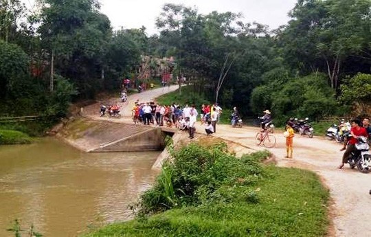 Lao xe xuống suối rồi bò lên bờ về nhà ngủ, bỏ quên bạn tử vong - Ảnh 1.