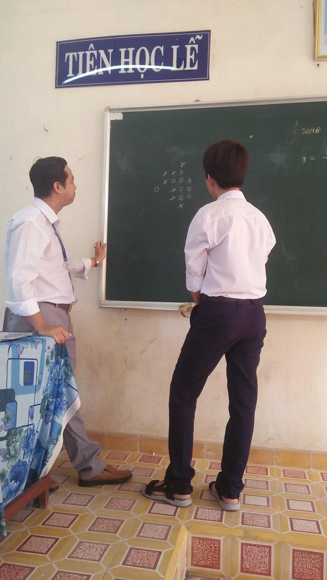 D&acirc;n mạng th&iacute;ch th&uacute; cảnh thầy tr&ograve; tỉ th&iacute; cờ caro tr&ecirc;n lớp, thắng sẽ được cộng 1 điểm - Ảnh 2.