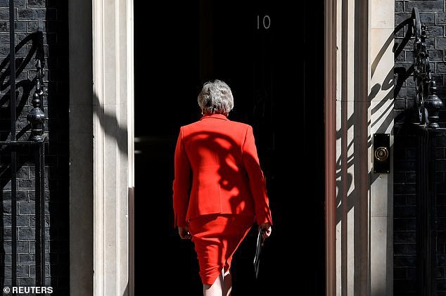 Khoảnh khắc x&uacute;c động khi người đ&agrave;n b&agrave; th&eacute;p Theresa May rơi nước mắt trong gi&acirc;y ph&uacute;t tuy&ecirc;n bố từ chức v&agrave; 3 năm thăng trầm của nữ Thủ tướng Anh - Ảnh 4.