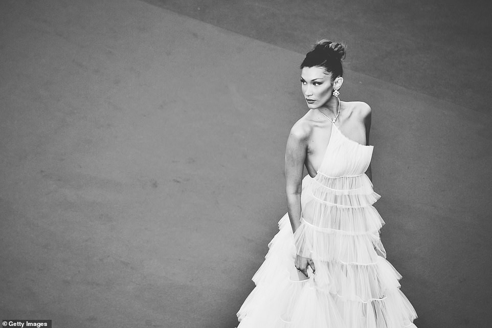 Top khoảnh khắc đắt giá nhất Cannes 2019: Dàn mỹ nhân 9X bất ngờ chiếm đa số, Selena và cặp đôi Brooklyn ấn tượng mạnh - Ảnh 8. Top khoảnh khắc đắt giá nhất Cannes 2019: Dàn mỹ nhân 9X bất ngờ chiếm đa số, Selena và cặp đôi Brooklyn ấn tượng mạnh - Ảnh 8.