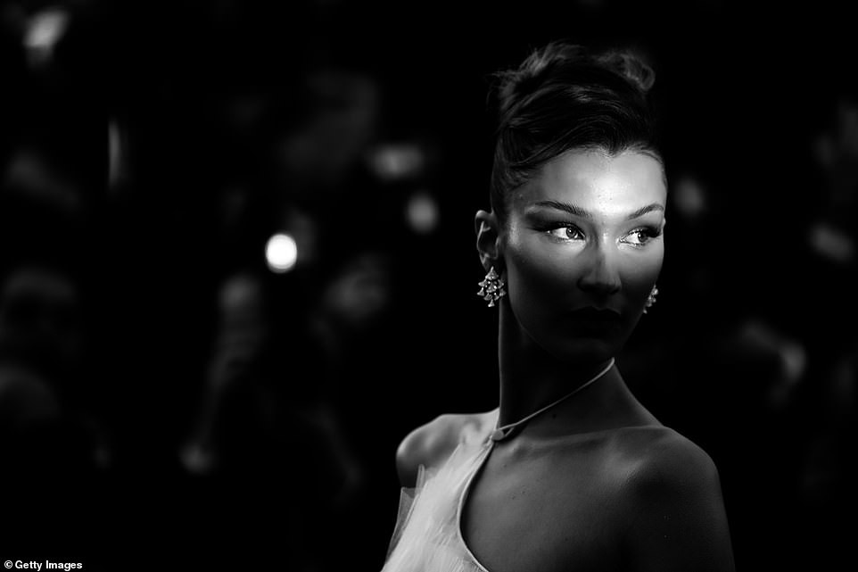 Top khoảnh khắc đắt giá nhất Cannes 2019: Dàn mỹ nhân 9X bất ngờ chiếm đa số, Selena và cặp đôi Brooklyn ấn tượng mạnh - Ảnh 9. Top khoảnh khắc đắt giá nhất Cannes 2019: Dàn mỹ nhân 9X bất ngờ chiếm đa số, Selena và cặp đôi Brooklyn ấn tượng mạnh - Ảnh 9.