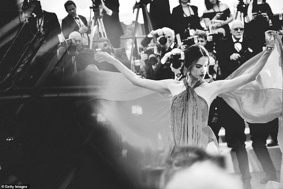 Top khoảnh khắc đắt giá nhất Cannes 2019: Dàn mỹ nhân 9X bất ngờ chiếm đa số, Selena và cặp đôi Brooklyn ấn tượng mạnh - Ảnh 15. Top khoảnh khắc đắt giá nhất Cannes 2019: Dàn mỹ nhân 9X bất ngờ chiếm đa số, Selena và cặp đôi Brooklyn ấn tượng mạnh - Ảnh 15.