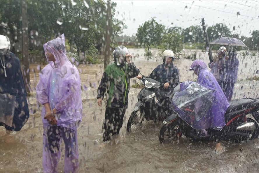 Chùm ảnh: Lũ lớn kinh hoàng càn quét Móng Cái, 1 người mất tích, hàng loạt tàu thuyền bị đắm và tài sản bị nhấn chìm - Ảnh 8.
