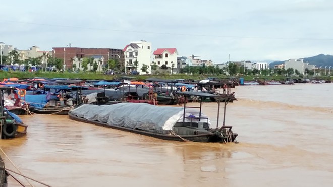 Ch&ugrave;m ảnh: Lũ lớn kinh ho&agrave;ng c&agrave;n qu&eacute;t M&oacute;ng C&aacute;i, 1 người mất t&iacute;ch, h&agrave;ng loạt t&agrave;u thuyền bị đắm v&agrave; t&agrave;i sản bị nhấn ch&igrave;m - Ảnh 2.