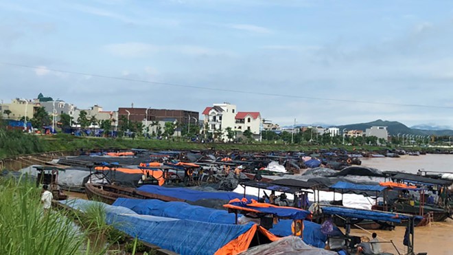 Chùm ảnh: Lũ lớn kinh hoàng càn quét Móng Cái, 1 người mất tích, hàng loạt tàu thuyền bị đắm và tài sản bị nhấn chìm - Ảnh 3.