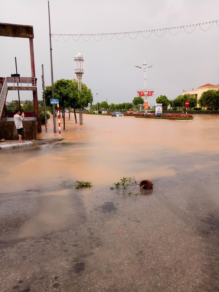 Chùm ảnh: Lũ lớn kinh hoàng càn quét Móng Cái, 1 người mất tích, hàng loạt tàu thuyền bị đắm và tài sản bị nhấn chìm - Ảnh 12.