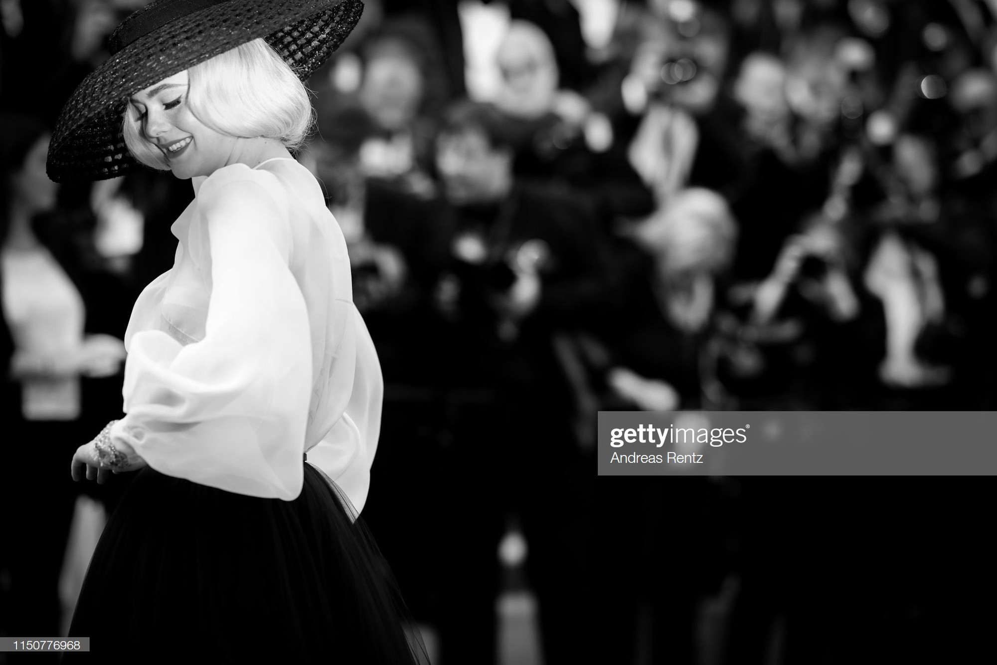 Top khoảnh khắc đắt giá nhất Cannes 2019: Dàn mỹ nhân 9X bất ngờ chiếm đa số, Selena và cặp đôi Brooklyn ấn tượng mạnh - Ảnh 14. Top khoảnh khắc đắt giá nhất Cannes 2019: Dàn mỹ nhân 9X bất ngờ chiếm đa số, Selena và cặp đôi Brooklyn ấn tượng mạnh - Ảnh 14.