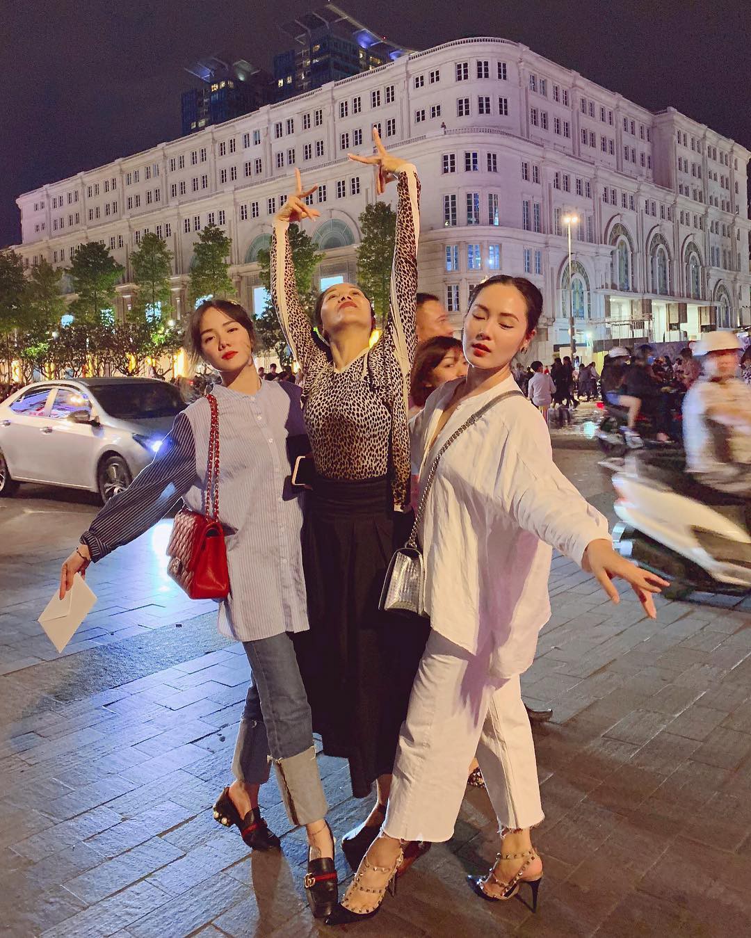 Dăm bữa lại pose ảnh lầy, Phương Ly được fan phong luôn danh hiệu cô gái vàng trong làng bám trend - Ảnh 7. Dăm bữa lại pose ảnh lầy, Phương Ly được fan phong luôn danh hiệu cô gái vàng trong làng bám trend - Ảnh 7.