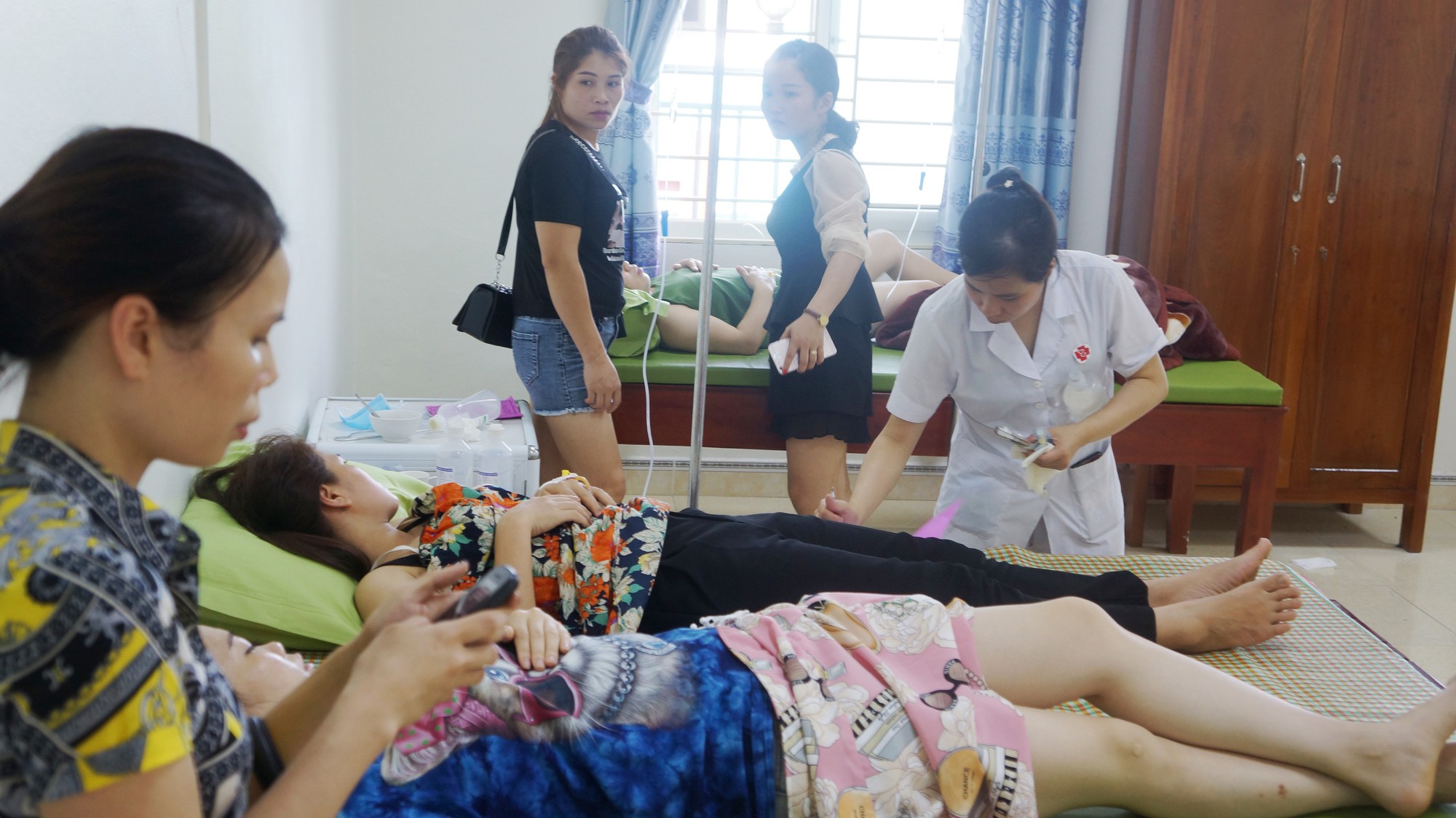 Ăn hải sản tại biển Hải Tiến, hơn 50 khách du lịch bị ngộ độc phải đưa đi cấp cứu - Ảnh 1. Ăn hải sản tại biển Hải Tiến, hơn 50 khách du lịch bị ngộ độc phải đưa đi cấp cứu - Ảnh 1.