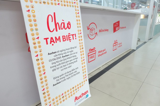 Khi người ta phũ phàng đáp lại lời tạm biệt của Auchan như cách mót hoa và hôi bia trên đường phố - Ảnh 1.