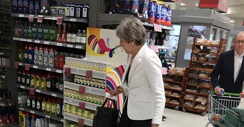 Sau tuyên bố từ chức, thủ tướng Anh thoải mái đi siêu thị cùng chồng - Ảnh 1.