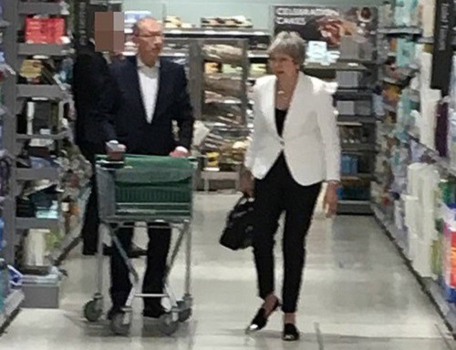 Sau tuyên bố từ chức, thủ tướng Anh thoải mái đi siêu thị cùng chồng - Ảnh 2.