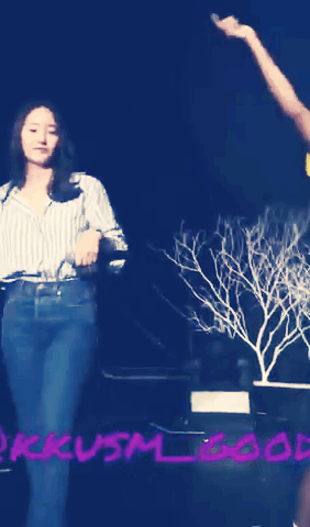 Điều gì đang xảy ra với đôi chân từng được tán dương nuột nà, thon dài của Krystal thế này? - Ảnh 4.