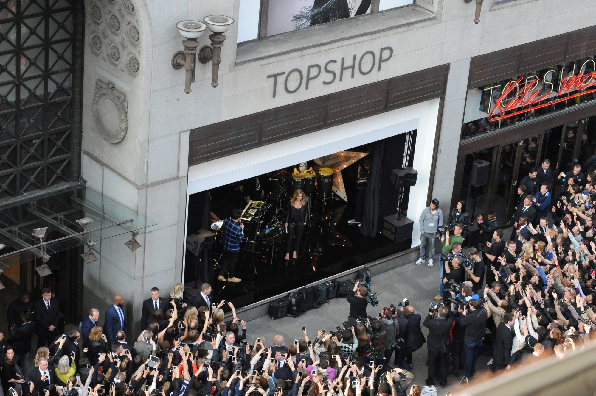 Topshop đệ đơn phá sản tại Mỹ, đóng cửa toàn bộ cửa hàng - Ảnh 2. Topshop đệ đơn phá sản tại Mỹ, đóng cửa toàn bộ cửa hàng - Ảnh 2.