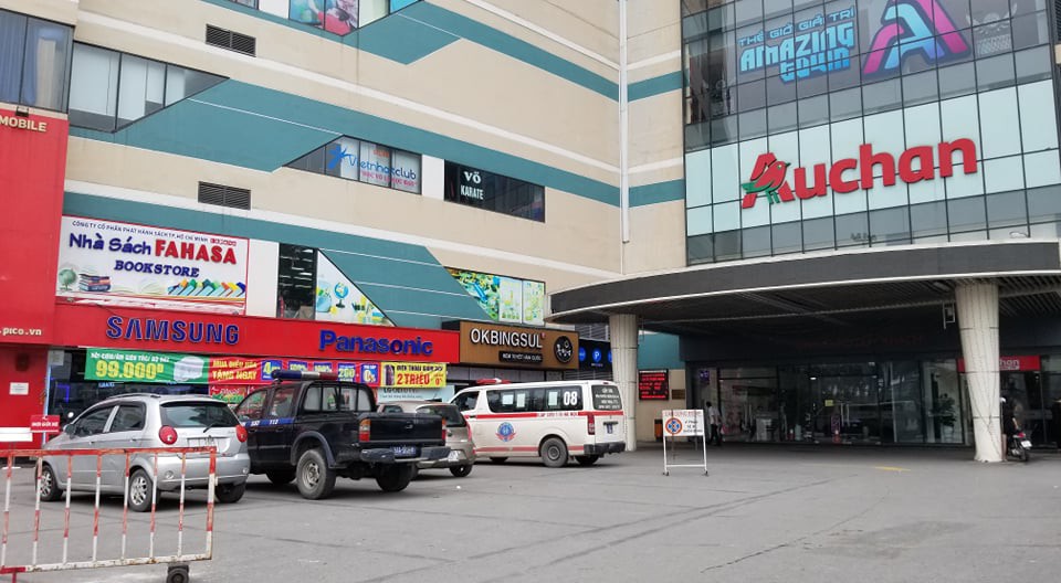 Hà Nội: Phát hiện thi thể người đàn ông tại trung tâm thương mại Mipec Long Biên, nghi bị ngã từ tầng 22 - Ảnh 1. Hà Nội: Phát hiện thi thể người đàn ông tại trung tâm thương mại Mipec Long Biên, nghi bị ngã từ tầng 22 - Ảnh 1.