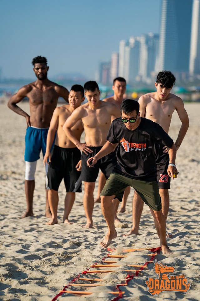 Lộ ảnh tập luyện trên biển của team bóng rổ Danang Dragons khiến chị em đổ gục rầm rầm - Ảnh 10.