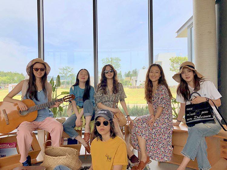 Bộ ảnh đẹp nhất hôm nay: Gong Hyo Jin, Son Dam Bi và hội bạn thân toàn mỹ nhân rủ các mẹ đi du lịch, sống ảo như ai - Ảnh 5.