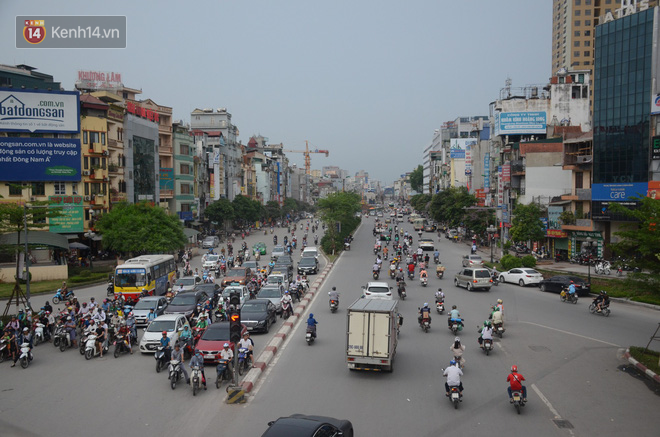 Chùm ảnh: Cột điện xiêu vẹo, rác thải ngổn ngang bốc mùi trên con đường nghìn tỷ Trường Chinh - Ảnh 1.