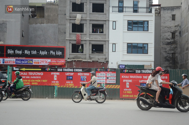 Ch&ugrave;m ảnh: Cột điện xi&ecirc;u vẹo, r&aacute;c thải ngổn ngang bốc m&ugrave;i tr&ecirc;n con đường ngh&igrave;n tỷ Trường Chinh - Ảnh 11.