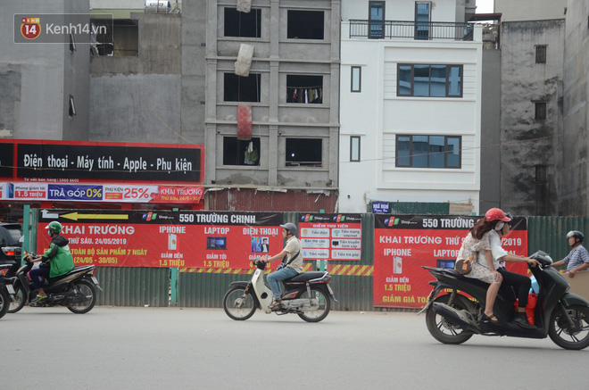 Chùm ảnh: Cột điện xiêu vẹo, rác thải ngổn ngang bốc mùi trên con đường nghìn tỷ Trường Chinh - Ảnh 11.