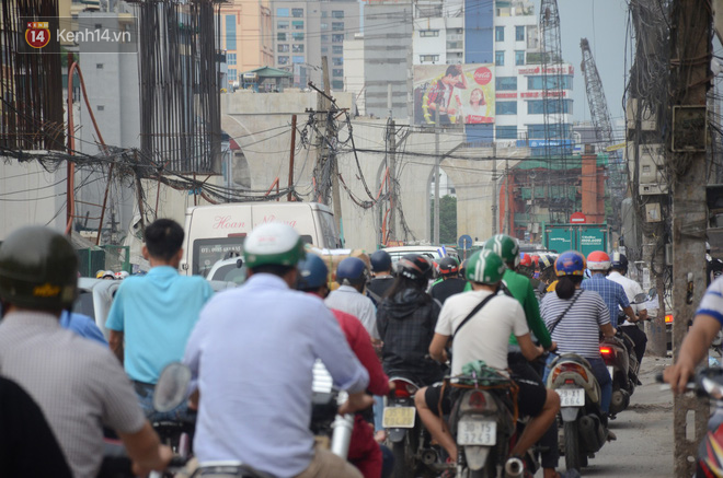 Ch&ugrave;m ảnh: Cột điện xi&ecirc;u vẹo, r&aacute;c thải ngổn ngang bốc m&ugrave;i tr&ecirc;n con đường ngh&igrave;n tỷ Trường Chinh - Ảnh 4.