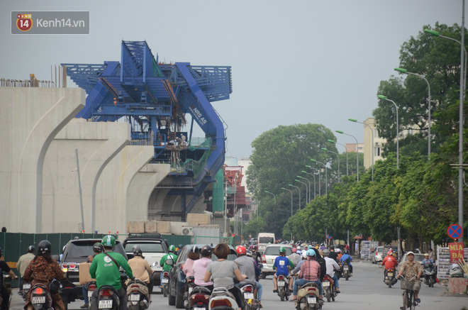 Chùm ảnh: Cột điện xiêu vẹo, rác thải ngổn ngang bốc mùi trên con đường nghìn tỷ Trường Chinh - Ảnh 2.