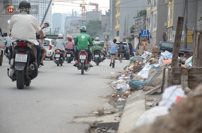 Chùm ảnh: Cột điện xiêu vẹo, rác thải ngổn ngang bốc mùi trên con đường nghìn tỷ Trường Chinh - Ảnh 5.