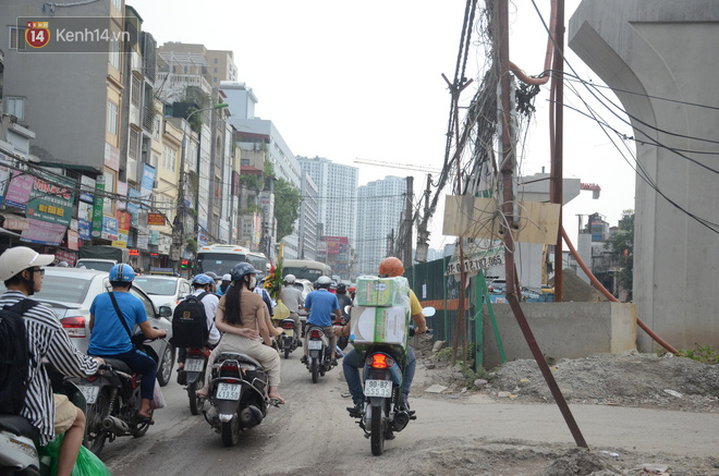 Ch&ugrave;m ảnh: Cột điện xi&ecirc;u vẹo, r&aacute;c thải ngổn ngang bốc m&ugrave;i tr&ecirc;n con đường ngh&igrave;n tỷ Trường Chinh - Ảnh 13.