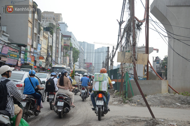 Chùm ảnh: Cột điện xiêu vẹo, rác thải ngổn ngang bốc mùi trên con đường nghìn tỷ Trường Chinh - Ảnh 13.