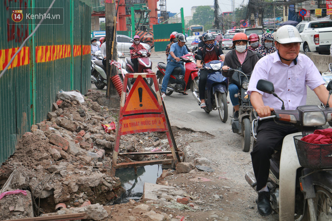 Chùm ảnh: Cột điện xiêu vẹo, rác thải ngổn ngang bốc mùi trên con đường nghìn tỷ Trường Chinh - Ảnh 12.