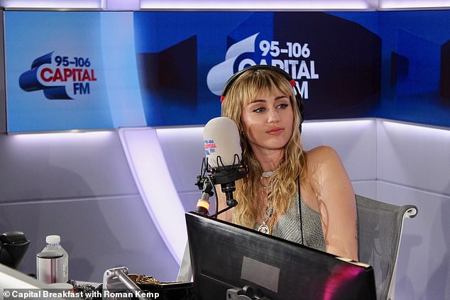 Ảnh hậu trường xinh lung linh của Miley Cyrus khi đi show radio khiến dân tình xuýt xoa khen ngợi - Ảnh 2.