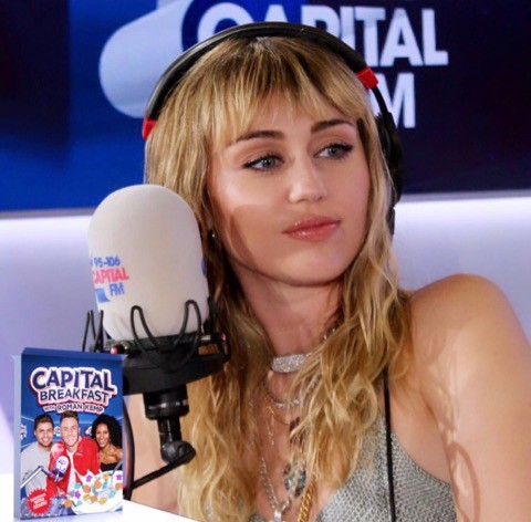 Ảnh hậu trường xinh lung linh của Miley Cyrus khi đi show radio khiến dân tình xuýt xoa khen ngợi - Ảnh 3.