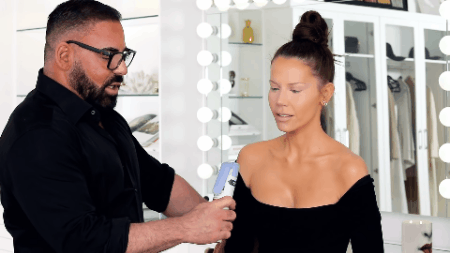 Để có làn da bánh mật căng bóng, hóa ra chuyên gia makeup của Jennifer Lopez đã dùng loại xịt chống nắng bình dân này - Ảnh 3.
