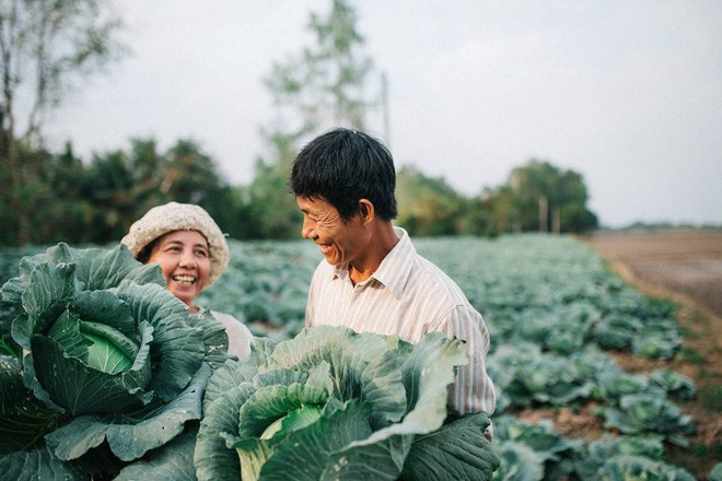 Nam công nhân quần áo lấm lem đứng trước cửa hàng thời trang và hành động khiến người chủ ấn tượng - Ảnh 3.