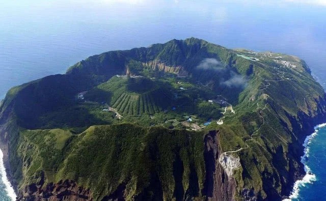 Nhật Bản: Trong miệng núi lửa đang âm ỉ vẫn có bãi đáp trực thăng và 200 người dân sinh sống - Ảnh 5.
