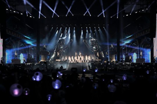Netizen choáng ngợp trước concert hoành tráng của BTS nhưng cách vận chuyển... 375 tấn đạo cụ mới gây trầm trồ! - Ảnh 3.