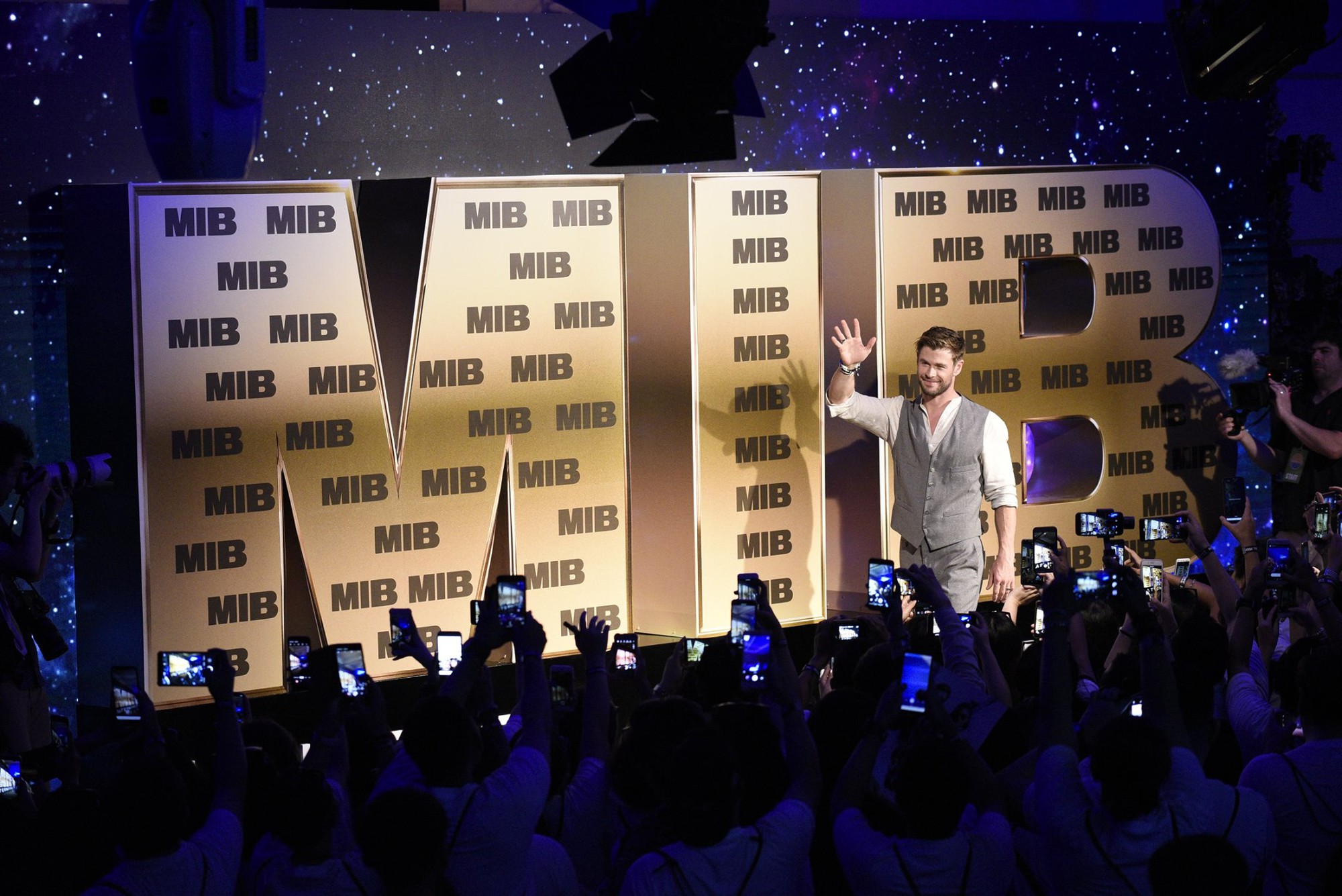 Phỏng vấn trực tiếp Chris Hemsworth: Muốn bứng Black Widow và Hulk đóng chung Men in Black, con gái là fan cứng Wonder Woman! - Ảnh 2. Phỏng vấn trực tiếp Chris Hemsworth: Muốn bứng Black Widow và Hulk đóng chung Men in Black, con gái là fan cứng Wonder Woman! - Ảnh 2.