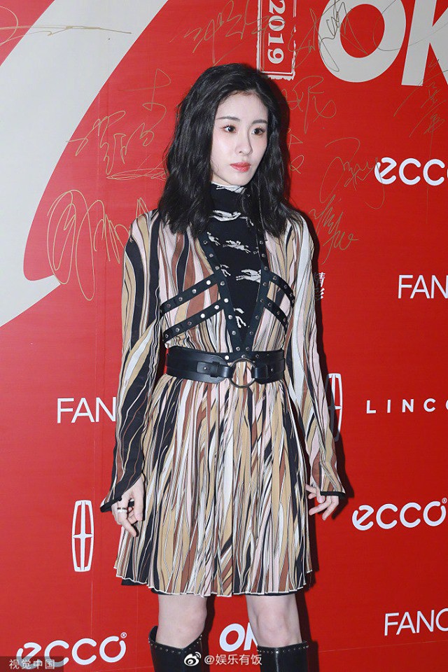 Phát hoảng với hình ảnh Trần Kiều Ân mặt tròn xoe, make up vừa trắng bệch vừa bóng nhẫy trong sự kiện mới - Ảnh 5. Phát hoảng với hình ảnh Trần Kiều Ân mặt tròn xoe, make up vừa trắng bệch vừa bóng nhẫy trong sự kiện mới - Ảnh 5.