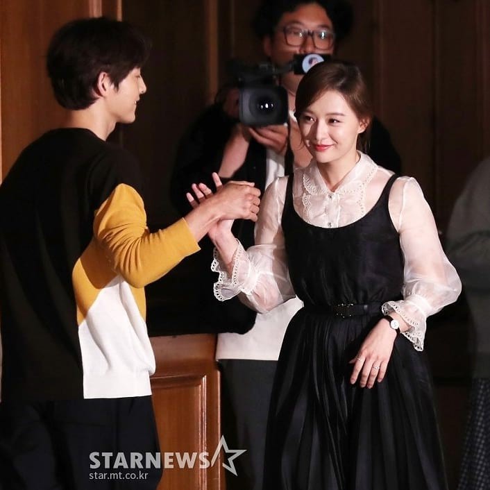 Đối xử với tình màn ảnh từ Song Joong Ki đến Lee Min Ho như anh em, nữ thần Hậu duệ mặt trời lại e thẹn vì 1 mỹ nam - Ảnh 11.