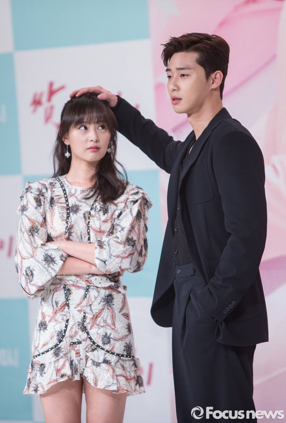 Đối xử với tình màn ảnh từ Song Joong Ki đến Lee Min Ho như anh em, nữ thần Hậu duệ mặt trời lại e thẹn vì 1 mỹ nam - Ảnh 15.