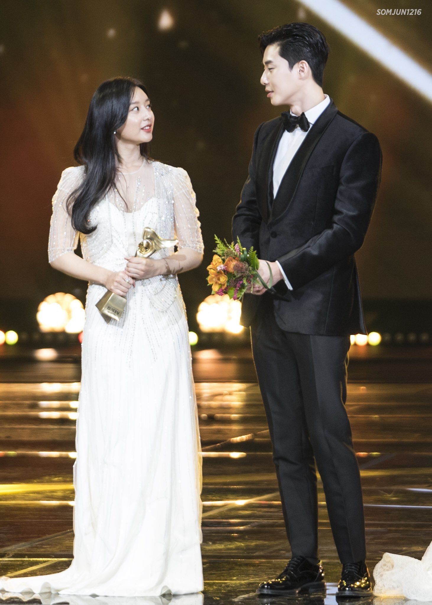 Đối xử với tình màn ảnh từ Song Joong Ki đến Lee Min Ho như anh em, nữ thần Hậu duệ mặt trời lại e thẹn vì 1 mỹ nam - Ảnh 19.