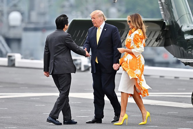 Hết thời bị vợ phũ ph&agrave;ng hất tay, Tổng thống Trump g&acirc;y sốt với loạt khoảnh khắc t&igrave;nh bể b&igrave;nh c&ugrave;ng bạn đời trong chuyến thăm Nhật Bản - Ảnh 4.