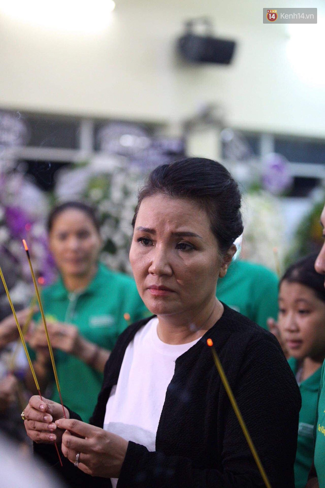 Đêm cuối cùng lễ tang, gia đình cố nghệ sĩ Lê Bình khui thùng phúng điếu quyên góp 100 triệu làm từ thiện - Ảnh 3.