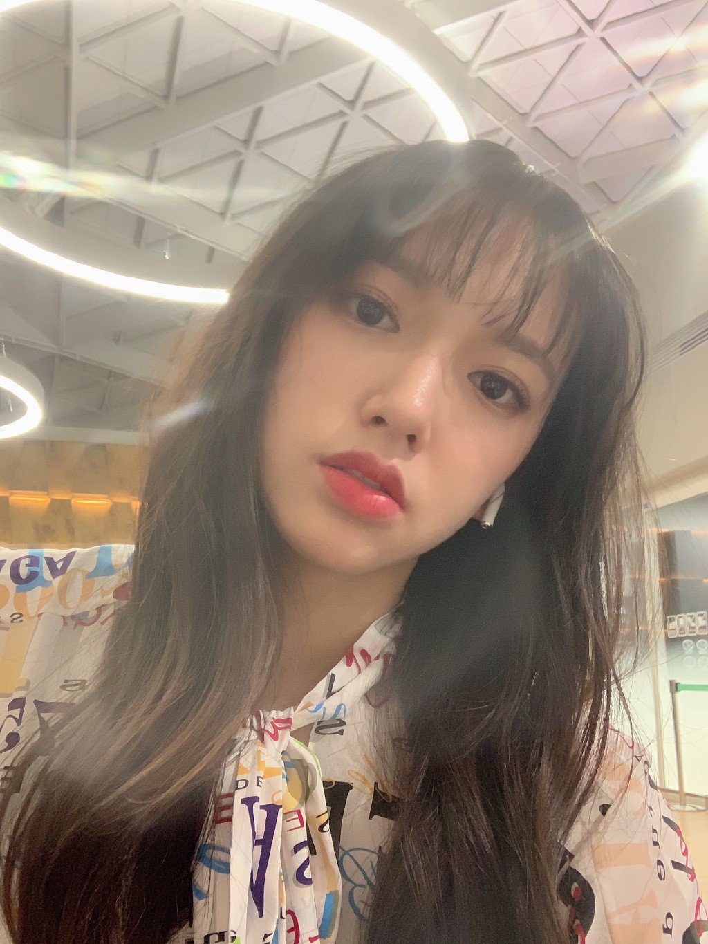 2 nữ thần Cbiz thời đại mới cùng sinh năm 1998 đọ sắc: Người đẹp như tuyệt tác, kẻ khiến netizen vỡ mộng - Ảnh 12. 2 nữ thần Cbiz thời đại mới cùng sinh năm 1998 đọ sắc: Người đẹp như tuyệt tác, kẻ khiến netizen vỡ mộng - Ảnh 12.